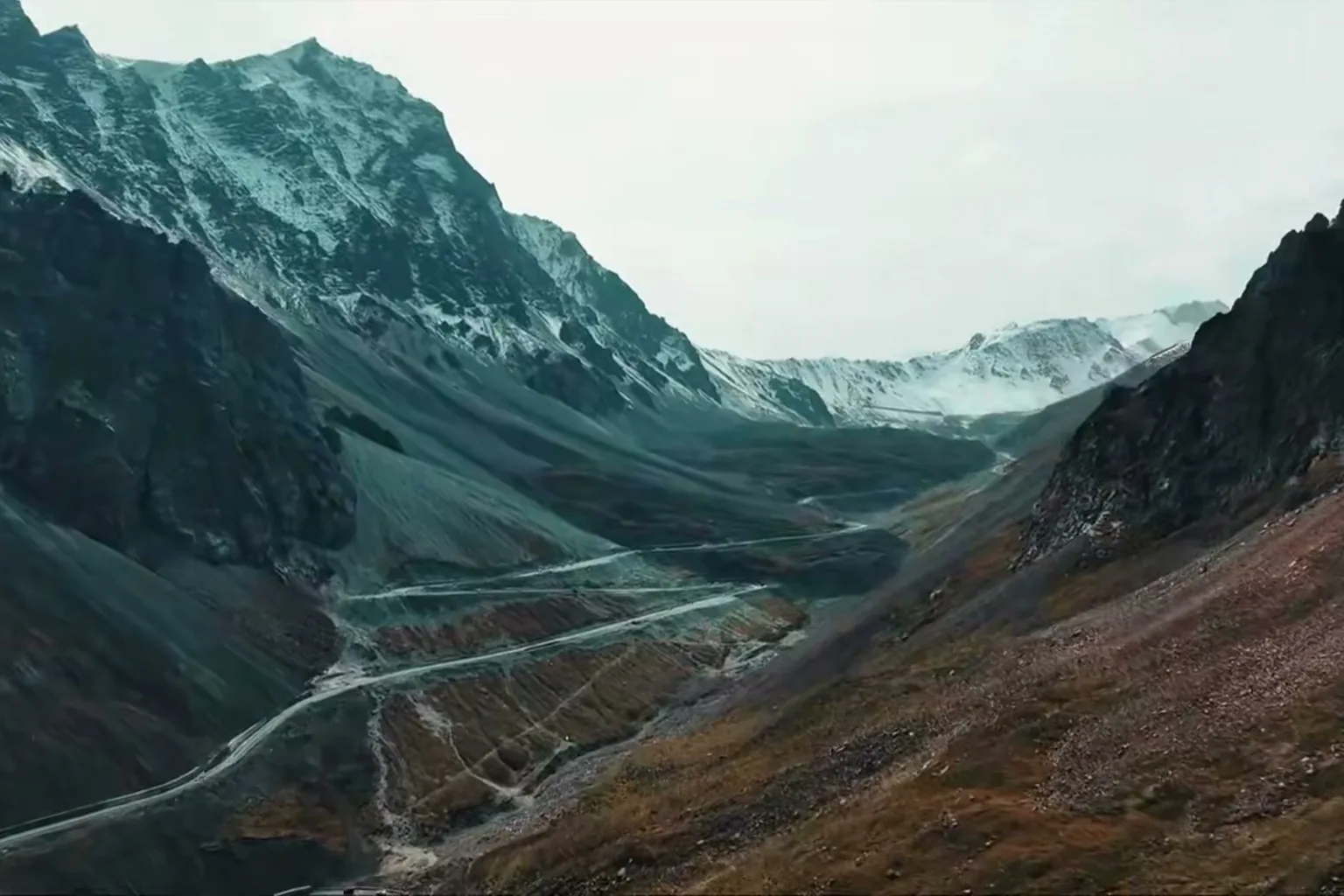 Mountain road on the Duku corridor